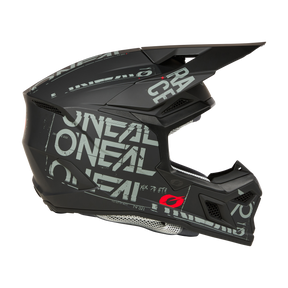 Der O'NEAL 3SRS Helm STATIC ist ein mattschwarzer ABS-Motocrosshelm mit elegantem Design, kräftigen weißen und grauen Grafiken und dem deutlich sichtbaren Wort „O'NEAL“. Er verfügt über ein robustes Visier, einen schützenden Kinnschutz und Belüftungsöffnungen für optimale Luftzirkulation.