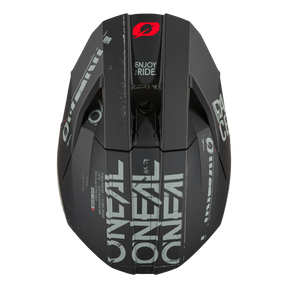 Ein schwarzer O'NEAL 3SRS Helm STATIC Motocross-Helm mit glänzender Oberfläche und auffälligen weißen Logos und Texten. Auf der Oberseite des ABS-Helms sind stolz die Worte „ENJOY THE RIDE“ zu sehen, begleitet von eckigen Designelementen.
