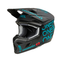 Ein schwarzer O'NEAL 3SRS Helm STATIC Motocross-Helm mit eckigem Design verfügt über blaugrüne Akzentgrafiken, darunter das Wort „O'NEAL“ und die Modellkennung „Race C-70“. Dieser ABS-Helm verfügt über ein großes Visier, Belüftungsschlitze und eine gepolsterte Innenseite für optimalen Komfort.