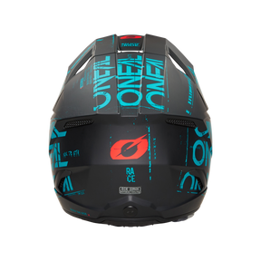 Ein schwarzer Motorradhelm O'NEAL 3SRS Helm STATIC mit aquamarinblauer Schreibschrift und Schablonenschrift, auf der deutlich der Markenname „O'NEAL“ zu sehen ist. Das Design umfasst eckige Belüftungsöffnungen und ein rotes Logo auf der Rückseite über einem kleinen QR-Code.