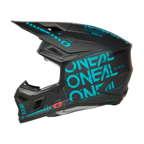 Der O'NEAL 3SRS Helm STATIC ist ein schwarzer Motocross-Helm, der mit blaugrünen Grafiken verziert ist und den Markennamen „O'Neal“ mehrfach prominent zeigt. Dieser Integralhelm verfügt über ein Visier, mehrere Belüftungsschlitze und das Wort „RACE“ ist in der Nähe des Kinnschutzes aufgedruckt.