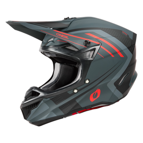 Ein Integralhelm O'NEAL 5SRS Polyacrylite SPIKE in Mattgrau mit roten und schwarzen Akzenten. Hochwertige Technik mit aerodynamischem Design, Belüftungsöffnungen, einem stabilen Kinnschutz und einem Visier. Das O'Neal-Logo ist an der Seite und Vorderseite des Helms sichtbar.
