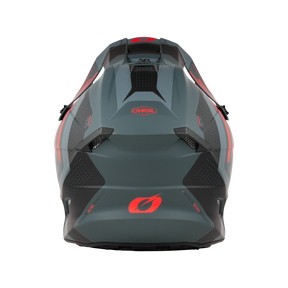 Der O'NEAL 5SRS Polyacrylite Helm SPIKE in Grau und Rot zeichnet sich von hinten betrachtet durch ein schlankes aerodynamisches Design aus. Dieser Helm ist mit eckigen Belüftungsöffnungen und roten Akzenten ausgestattet, die seine hochwertige Technik für optimale Leistung hervorheben.