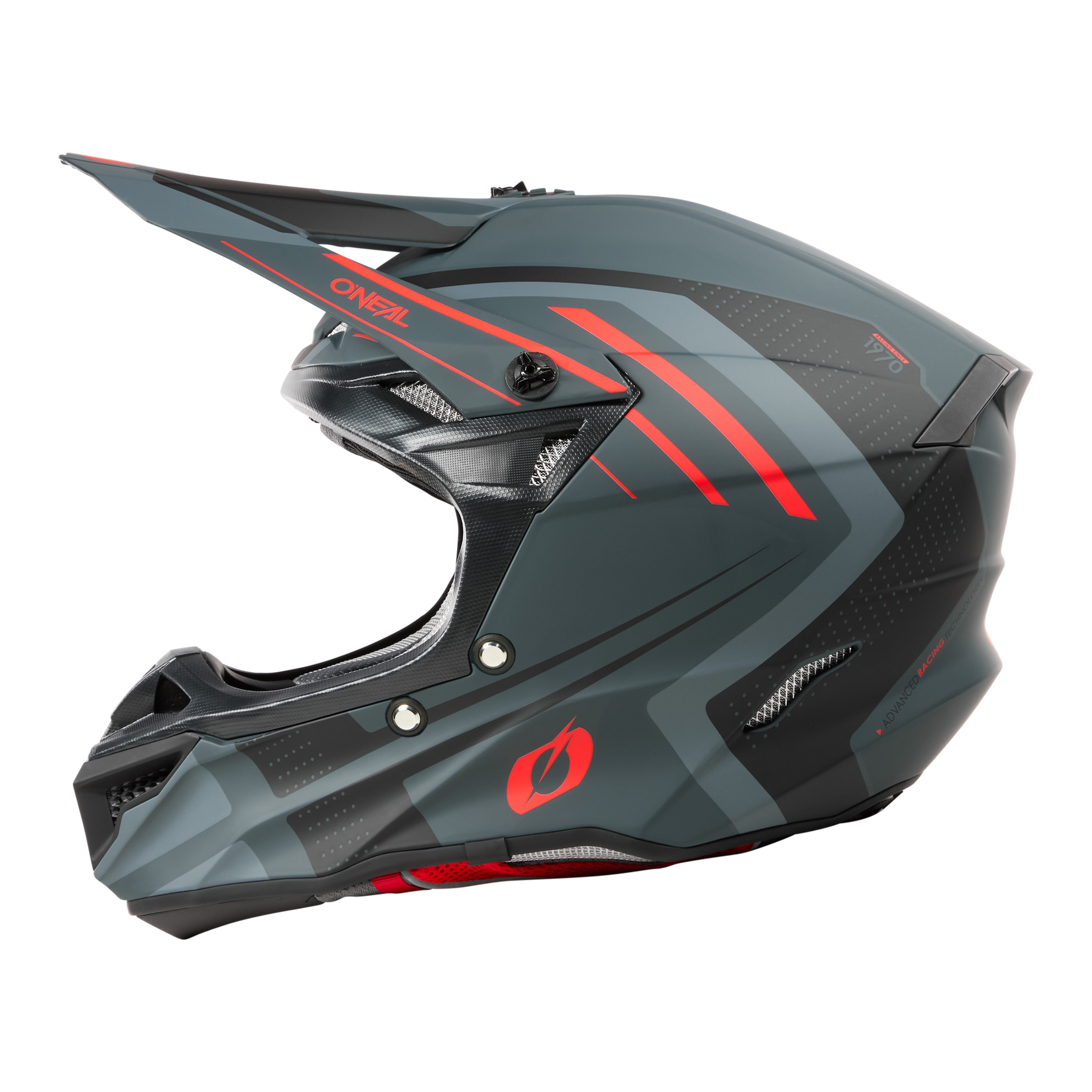 Eine Nahaufnahme des O'NEAL 5SRS Polyacrylite Helm SPIKE mit mattem Finish. Der Helm zeichnet sich durch ein schlankes Design aus, überwiegend grau mit roten Akzenten und dezenten geometrischen Mustern. Die Marke „O'Neal“ ist deutlich auf dem Visier zu sehen und unterstreicht die hochwertige Verarbeitung.