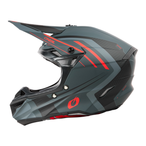 Eine Nahaufnahme des O'NEAL 5SRS Polyacrylite Helm SPIKE mit mattem Finish. Der Helm zeichnet sich durch ein schlankes Design aus, überwiegend grau mit roten Akzenten und dezenten geometrischen Mustern. Die Marke „O'Neal“ ist deutlich auf dem Visier zu sehen und unterstreicht die hochwertige Verarbeitung.