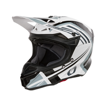 Der O'NEAL 5SRS Polyacrylite Helm SPIKE ist ein eleganter Integralhelm für Motocross mit geometrischem Design in Weiß und Schwarz. Er verfügt über ein markantes Visier, einen Kinnschutz mit mehreren Belüftungspunkten und ein gepolstertes Innenfutter. Die scharfen Linien und Formen verleihen ihm ein modernes, aerodynamisches Aussehen.