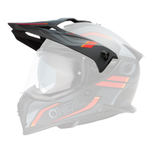 Der O'NEAL Visor A-SRS Helm SPIKE ist ein schwarz-grauer Motorradhelm mit roten und orangefarbenen Akzenten, einem klaren Visier und einem kantigen aerodynamischen Design.