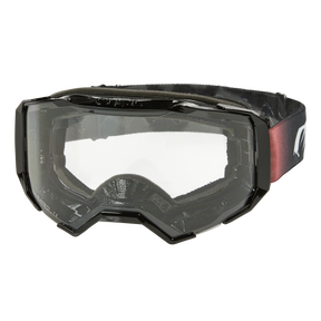 Die O'NEAL B-22 Goggle COVERT hat einen eleganten schwarz/roten Rahmen mit klarer Linse, einen verstellbaren Riemen mit rot-grauem Muster, eine ergonomische Passform und ein weißes Logo an der Seite für Stil und Komfort.