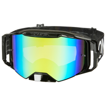 Die O'NEAL B-55 Goggle CRAM wird vor einem weißen Hintergrund präsentiert. Diese elegante Schutzbrille verfügt über eine breite, reflektierende Linse mit einem Farbverlaufseffekt von Blau nach Gelb. Der verstellbare Riemen ist schwarz mit dem O'NEAL-Branding in Weiß.