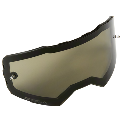 Die O'NEAL B-55 Goggle Ersatzlinse mit Tear Off Pins ist eine getönte, gebogene Ersatzlinse von O'NEAL, die Ihre Augen schützt und die Blendung durch die Sonne reduziert.