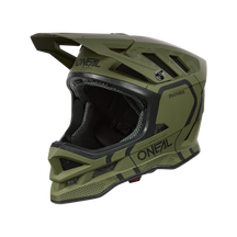 Ein grüner O'NEAL BLADE Polyacrylite Helm STRIKE Integralhelm für Mountainbikes mit schwarzen Akzenten und Belüftungsöffnungen. Der Helm verfügt über ein Visier und ein robustes, schützendes Design, das für Offroad- und Downhill-Biken geeignet ist und optimalen Komfort gewährleistet. Das Wort „O'NEAL“ ist auf der Seite aufgedruckt.