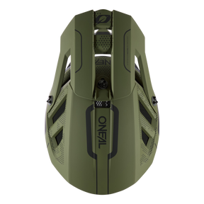 Eine Luftaufnahme des grünen O'NEAL BLADE Polyacrylite Helm STRIKE zeigt sein schlankes Design mit mehreren Belüftungslöchern und schwarzen Details. Das O'NEAL-Logo ist prominent in der Mitte angebracht und verleiht diesem Premium-Mountainbike-Helm sowohl Stil als auch Funktionalität.