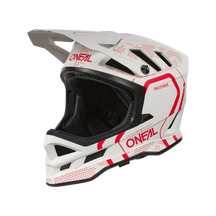 Der O'NEAL BLADE Polyacrylite Helm STRIKE ist ein weiß-roter Integralhelm für Motocross mit elegantem Design, komplett mit Visier, Belüftungslöchern und Polsterung für Komfort und Schutz. Er verfügt über das „O'NEAL“-Branding und aufwendige rote Details auf schwarzem Hintergrund.