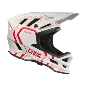 Der O'NEAL BLADE Polyacrylite Helm STRIKE ist ein weißer Integralhelm mit roten Akzenten und geometrischen Mustern. Er verfügt über ein großes Visier, reichlich Belüftungsschlitze für optimale Luftzirkulation und Komfortpolsterung zum Schutz. Die Worte „Enjoy Ride“ und „ONEAL“ sind deutlich auf der Seite zu sehen und unterstreichen seine Funktionsfähigkeit.