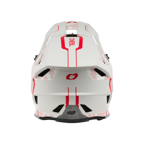 Rückansicht des weißen O'NEAL BLADE Polyacrylite Helm STRIKE mit roten Akzenten. Der Helm verfügt über mehrere Belüftungsöffnungen und aerodynamische Designelemente, darunter einen zentralen roten Streifen und kleine sechseckige Muster für zusätzliche Funktion und Komfort. Der Markenname „O'NEAL“ ist in der Mitte sichtbar. Schwarzer Hintergrund.