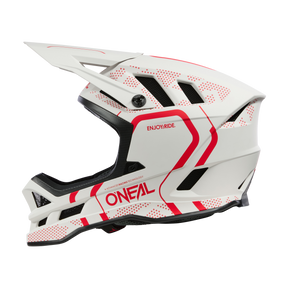 Der O'NEAL BLADE Polyacrylite Helm STRIKE ist ein weiß-roter Motocross-Helm mit schwarzen Akzenten, der ein aerodynamisches Design und mehrere Belüftungsschlitze für optimalen Komfort aufweist. Der Helm trägt den Text „O'NEAL“ und „ENJOY.RIDE“. Er verfügt über ein Integraldesign mit einem markanten Visier.