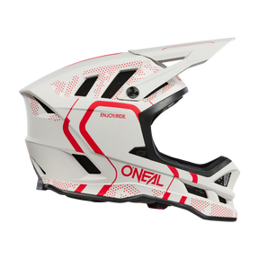 Der O'NEAL BLADE Polyacrylite Helm STRIKE ist ein weißer Integralhelm für Motocross, der mit roten Akzenten und geometrischen Mustern verziert ist. Auf der Seite sind auf schwarzem Hintergrund die Aufschriften „ONEAL“ und „ENJOY.RIDE.“ zu sehen. Er kombiniert Funktion mit Komfort und verfügt über Belüftungsschlitze sowie ein Schirmvisier.