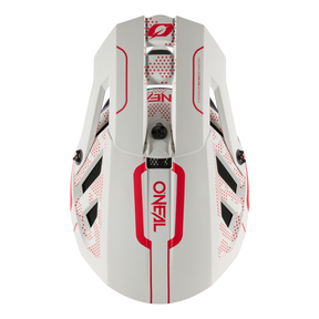 Draufsicht eines weißen O'NEAL BLADE Polyacrylite Helms STRIKE mit roten und schwarzen Akzenten. Der Helm verfügt über ein schlankes, aerodynamisches Design mit Belüftungsgittern für optimalen Komfort und einem auffälligen Markenlogo auf der Vorder- und Oberseite. Gepunktete Muster verleihen seiner Gesamtfunktionalität Struktur.