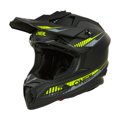 El casco O'NEAL C-SRS Solid es un casco de motocross negro con gráficos amarillos y grises, visera y ventilación. Ofrece la máxima seguridad, la llamativa marca O'NEAL y un diseño moderno y vanguardista para un look elegante en cada salida.