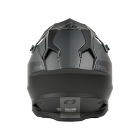 Der O'NEAL C-SRS Helm SOLID besticht von hinten durch kantige Designelemente und trägt prominent das O'NEAL Logo. Dieser hochwertige Helm bietet mit seinem matten Finish und den oberen Belüftungsöffnungen maximale Sicherheit und sorgt für einen stylischen Look bei jeder Fahrt.