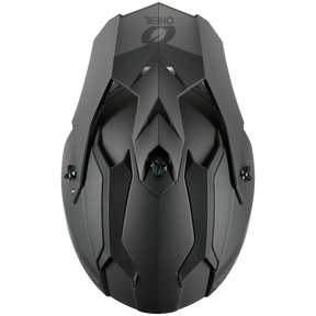 Von oben betrachtet ein symmetrischer, futuristischer schwarzer Motorradhelm mit eckigen und geometrischen Designs. Der O'NEAL C-SRS Helm SOLID bietet ein glattes, mattes Finish mit subtilen Rillen und Mustern, die einen stilvollen Look nahtlos mit maximaler Sicherheit für ein elegantes und modernes Erscheinungsbild verbinden.