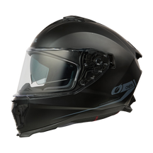 Der O'NEAL CHALLENGER Helm SOLID ist ein eleganter, mattschwarzer Vollvisierhelm mit klarem Visier und aerodynamischem Design. Er trägt das O'Neal-Logo an der Seite. Seine moderne, kantige Form mit dezenten grauen Akzenten sorgt für zusätzlichen Style.