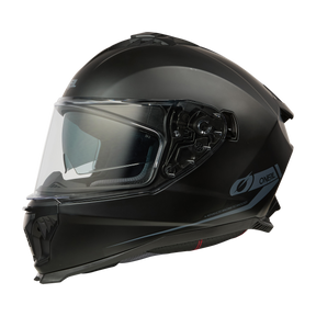 Der O'NEAL CHALLENGER Helm SOLID ist ein eleganter, mattschwarzer Vollvisierhelm mit klarem Visier und aerodynamischem Design. Er trägt das O'Neal-Logo an der Seite. Seine moderne, kantige Form mit dezenten grauen Akzenten sorgt für zusätzlichen Style.