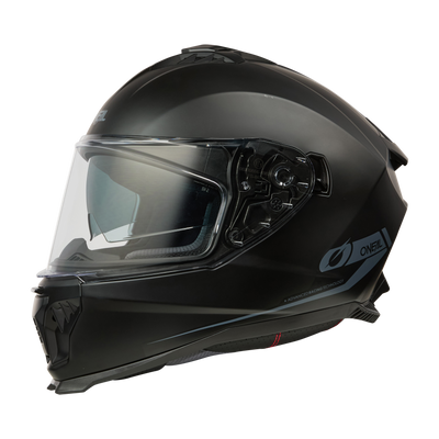 Der O'NEAL CHALLENGER Helm SOLID ist ein eleganter, mattschwarzer Vollvisierhelm mit klarem Visier und aerodynamischem Design. Er trägt das O'Neal-Logo an der Seite. Seine moderne, kantige Form mit dezenten grauen Akzenten sorgt für zusätzlichen Style.