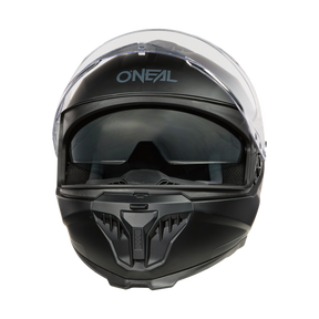 Der O'NEAL CHALLENGER Helm SOLID ist ein eleganter schwarzer Motorradhelm mit klarem Visier, dunkel getöntem Sonnenschutz, eckigen Belüftungsöffnungen und Kinnschutz. Oben trägt er den ikonischen Markennamen „O'NEAL“ in weißer Schrift.
