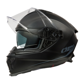 Der O'NEAL CHALLENGER Helm SOLID, ein mattschwarzer Vollvisierhelm von O'NEAL, verfügt über ein klares Visier, ein integriertes Sonnenschild, ein schlankes aerodynamisches Design und ein dezentes Seitenbranding für Stil und Funktionalität.