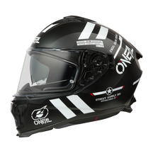 Der O'NEAL CHALLENGER Helm WARHAWK besticht durch sein markantes schwarzes Design mit klarem Visier, weißen geometrischen Elementen und dem Schriftzug „Street Supply Div.“. Gefertigt aus robustem ABS präsentiert er das ikonische O'Neal-Logo sowie grafische Details wie Streifen und einen Stern in Schwarz/Weiß/Rot.