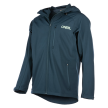 Die O'NEAL CYCLONE Soft Shell Jacke in Dunkelblau verfügt über einen Frontreißverschluss, eine Brusttasche mit Reißverschluss und zwei Seitentaschen, ebenfalls mit Reißverschluss. Die wasserabweisende Jacke hat eine Kapuze und trägt das O'NEAL-Logo auf der linken Brustpartie.