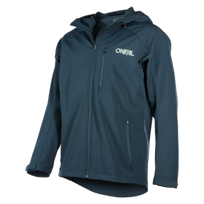 Die O'NEAL CYCLONE Soft Shell Jacke in Dunkelblau verfügt über einen Frontreißverschluss, eine Brusttasche mit Reißverschluss und zwei Seitentaschen, ebenfalls mit Reißverschluss. Die wasserabweisende Jacke hat eine Kapuze und trägt das O'NEAL-Logo auf der linken Brustpartie.