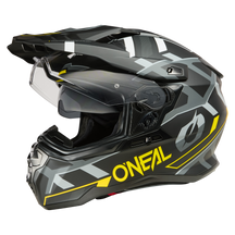 Wir stellen den O'NEAL D-SRS Helm SQUARE vor: einen Motocross-Helm in Schwarz, Grau und Neongelb mit geometrischen Mustern und einem Visier, das stolz den legendären Namen „O'Neal“ auf der Seite präsentiert.