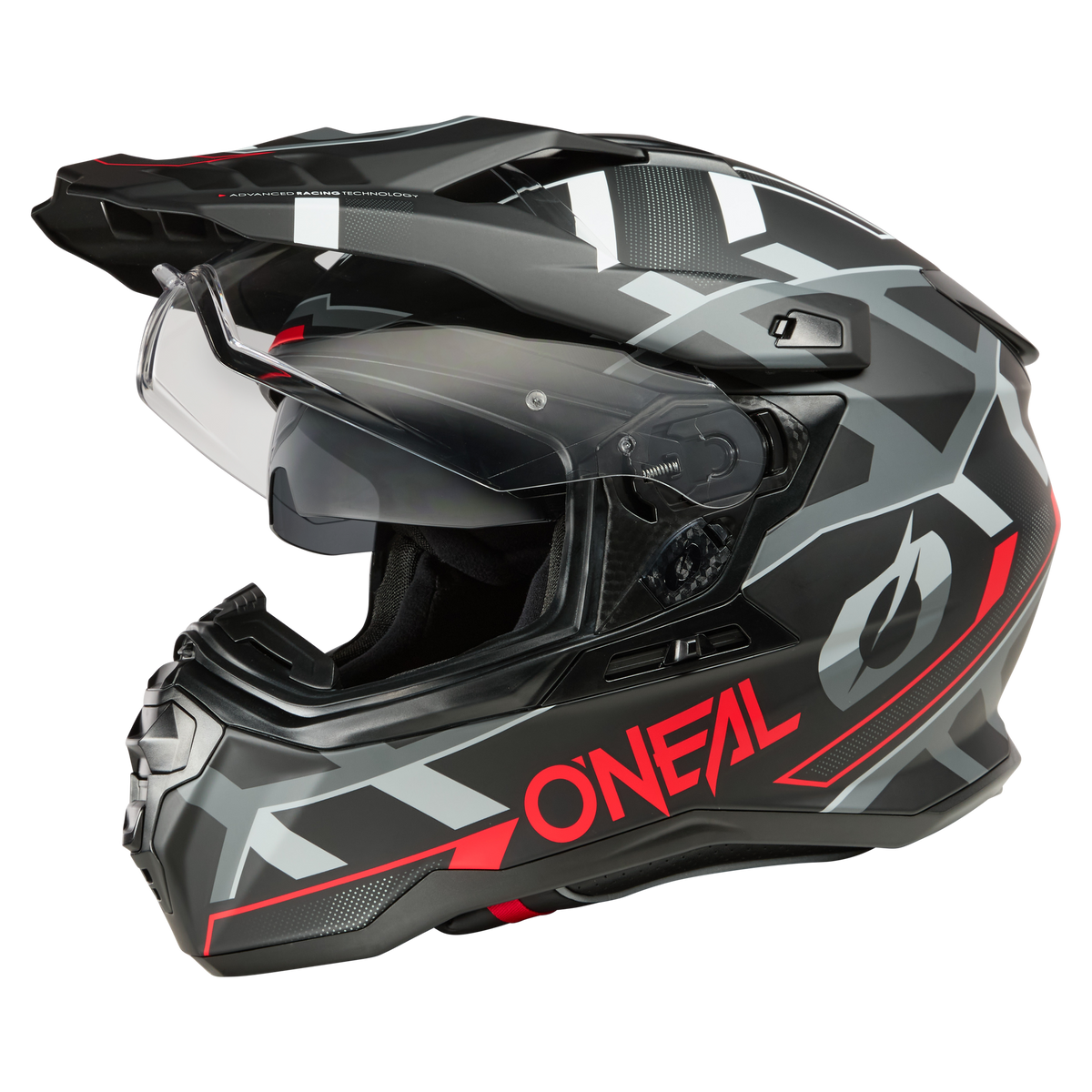 Der O'NEAL D-SRS Helm SQUARE ist ein Integralhelm für Motorradfahrer mit einem geometrischen Muster in Schwarz, Grau und Weiß mit auffälligen roten Akzenten. Er verfügt über ein klares Visier und trägt auf der Seite in roter Schrift den Schriftzug „O'NEAL“, was Stil mit Schutz verbindet.