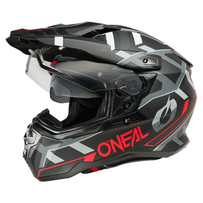 Der O'NEAL D-SRS Helm SQUARE ist ein Integralhelm für Motorradfahrer mit einem geometrischen Muster in Schwarz, Grau und Weiß mit auffälligen roten Akzenten. Er verfügt über ein klares Visier und trägt auf der Seite in roter Schrift den Schriftzug „O'NEAL“, was Stil mit Schutz verbindet.