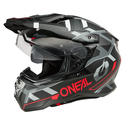 Der O'NEAL D-SRS Helm SQUARE ist ein Integralhelm für Motorradfahrer mit einem geometrischen Muster in Schwarz, Grau und Weiß mit auffälligen roten Akzenten. Er verfügt über ein klares Visier und trägt auf der Seite in roter Schrift den Schriftzug „O'NEAL“, was Stil mit Schutz verbindet.