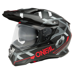 Ein eleganter schwarz-rot-grauer O'NEAL D-SRS Helm SQUARE mit Vollvisier und eckigen Designelementen sowie auffälligen Grafiken und Logos an der Seite. Der Helm hat eine matte Oberfläche und eine stromlinienförmige, aerodynamische Form für verbesserte Leistung und Stil.