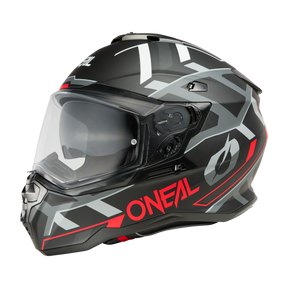 Der O'NEAL D-SRS Helm SQUARE ist ein schwarz-grauer Integralhelm mit eleganten roten Akzenten, eckigen geometrischen Mustern und einem getönten Visier. Der Markenname „O'NEAL“ ist seitlich deutlich in Rot zu sehen.