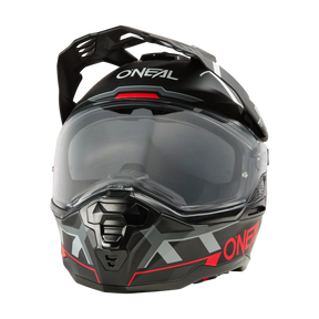 Schauen Sie sich den O'Neal D-SRS Helm SQUARE in Schwarz mit auffälligen roten und grauen Designs an, komplett mit klarem Visier. Die Marke „O'NEAL“ ist oben und an der Seite des Helms deutlich zu sehen. Dieser O'NEAL-Helm zeichnet sich durch ein belüftetes Design und einen robusten, kantigen Stil aus, was ihn zum perfekten Schutz beim Motorradfahren macht.