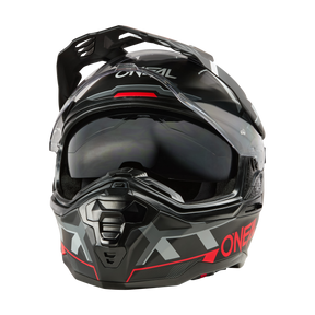 Der O'NEAL D-SRS Helm SQUARE ist ein schwarz-grauer Integralhelm mit roten Akzenten und modernem Design. Dieser Helm verfügt über ein klares Visier, markante Belüftungsstrukturen und den Markennamen „O'Neal“ auf der Vorderseite und den Seiten – eine ausgezeichnete Wahl für Schutz.