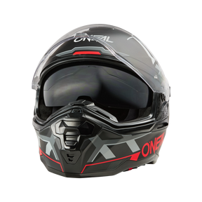 Der O'NEAL D-SRS Helm SQUARE, ein schwarz-grauer Motorradhelm mit roten Akzenten, zeigt deutlich den Markennamen „O'Neal“. Dieser Helm verfügt über ein klares Visier, ein zweites getöntes Visier darunter und einen belüfteten Kinnschutz für optimalen Schutz. Sein schlankes und aerodynamisches Design sorgt für Stil und Sicherheit.