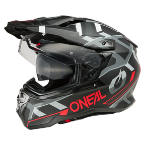 Produktdaten:

Ein O'NEAL D-SRS Helm SQUARE in Schwarz, Grau und Rot mit elegantem Design. Er verfügt über ein klares Visier, auffällige geometrische Muster und den Markennamen „O'NEAL“ deutlich sichtbar an der Seite für hervorragenden Schutz.