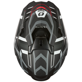 Luftaufnahme des O'NEAL D-SRS Helm SQUARE, einem schwarz-grauen Motorradhelm mit geometrischen Mustern. Der Helm verfügt über kräftige weiße Linien und rote Akzentmarkierungen sowie Sicherheitszertifizierungsinformationen an den Seiten.