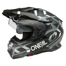 Ein O'NEAL D-SRS Helm SQUARE, in Schwarz und Grau mit geometrischen Mustern und dem Markennamen „O'Neal“ an der Seite. Dieser elegante, moderne Helm verfügt über ein klares Visier und einen belüfteten Schirm für optimale Leistung.