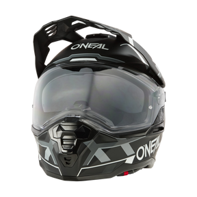 Ein O'NEAL D-SRS Helm SQUARE in Schwarz und Grau mit futuristischem Design. Dieser Helm verfügt über ein klares Visier, eckige Muster und ein markantes O'NEAL-Branding. Das Schutzvisier und das detaillierte Belüftungssystem sorgen sowohl für ein elegantes Aussehen als auch für funktionale Leistung.
