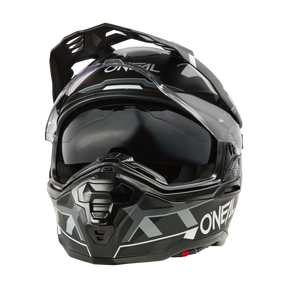 Ein O'NEAL D-SRS Helm SQUARE in Schwarz und Grau mit einem schlanken, eckigen Design. Der Helm verfügt über ein getöntes Visier, Belüftungsdetails und kontrastierende weiße geometrische Muster. Der Markenname „O'NEAL“ ist prominent auf der Seite angebracht und gewährleistet sowohl Stil als auch Schutz für Fahrer.