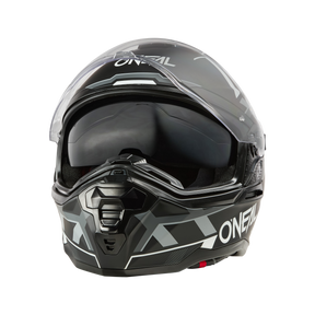 Ein O'NEAL D-SRS Helm SQUARE in Schwarz und Silber mit geometrischem Design. Dieser Integralhelm verfügt über ein klares Visier, einen ausgeprägten Kinnschutz und Belüftung oben und vorne für optimalen Schutz.