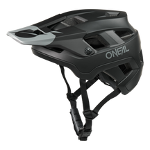 Der O'NEAL DEFENDER Helm SOLID in Schwarz ist ideal für Enduro- und All-Mountain-Abenteuer und verfügt über verstellbare Riemen, ein Visier und mehrere Belüftungsöffnungen für hervorragende Belüftung.