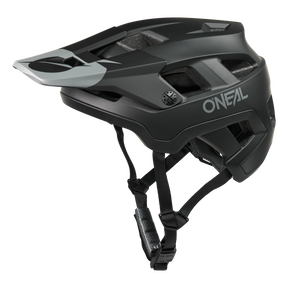 Der O'NEAL DEFENDER Helm SOLID in Schwarz ist ideal für Enduro- und All-Mountain-Abenteuer und verfügt über verstellbare Riemen, ein Visier und mehrere Belüftungsöffnungen für hervorragende Belüftung.